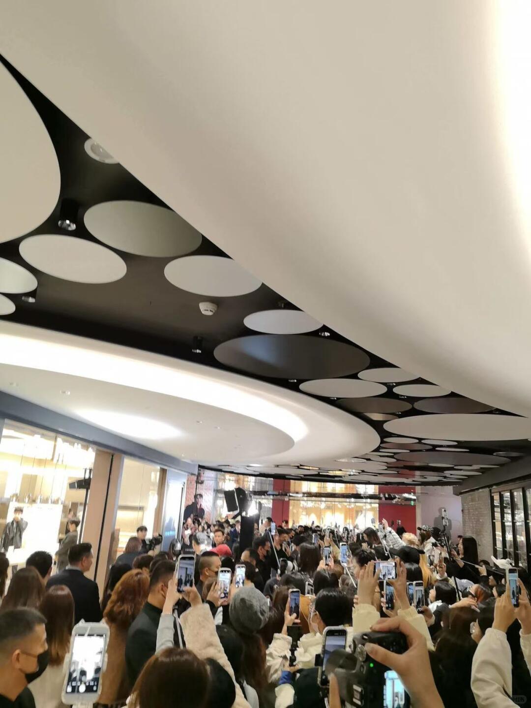 曾舜晞线下疑似春运 被曾舜晞的线下人气狠狠折服！现场堪比春运大站，里三层外三层全