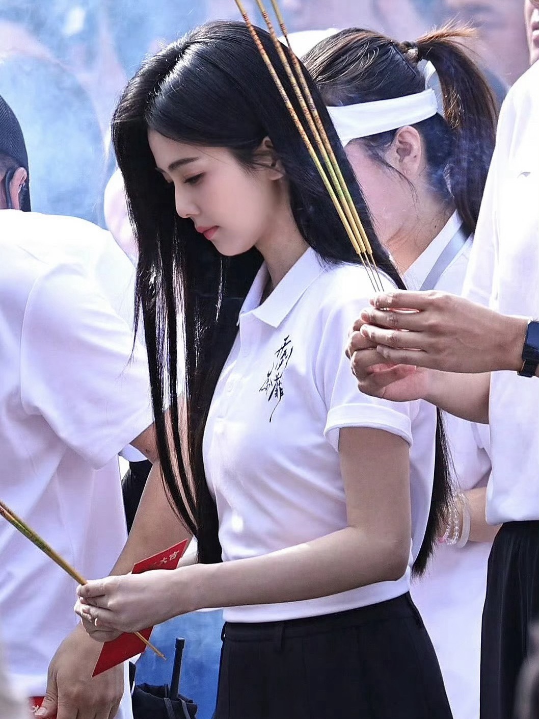 白鹿王韵娜长发短发判若两人白鹿王韵娜长发短发都精彩光是想象剧情里她剪去长发的那一