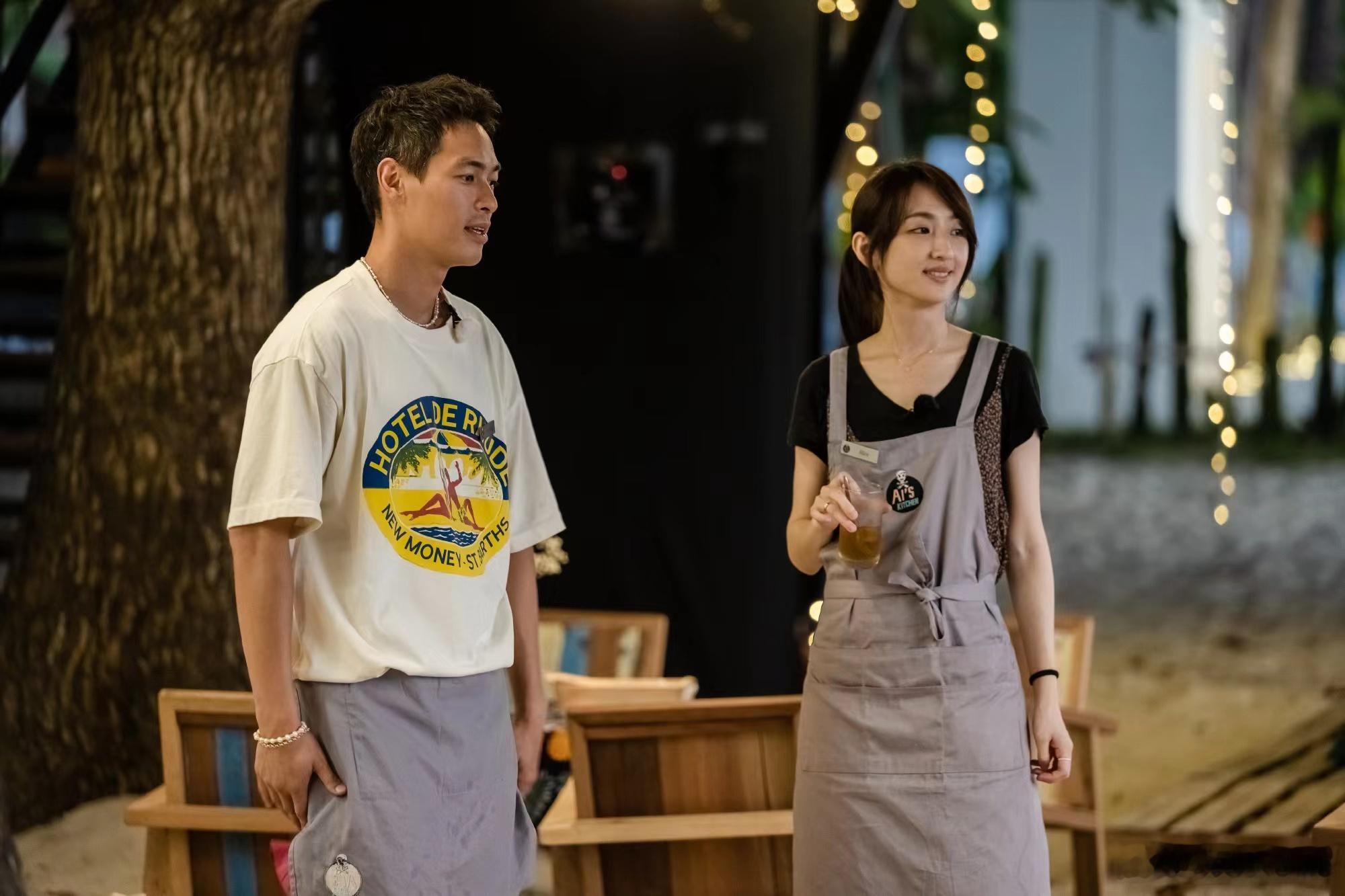 瞧！《艾嘉食堂》更新啦。小朋友蛋糕与沙地“亲密接触”，店经理 秒变“快乐守护者”