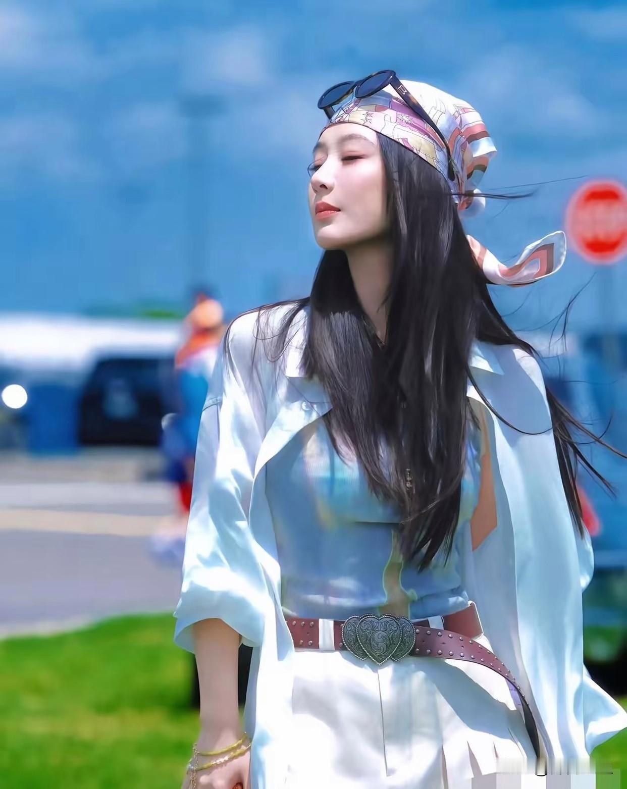 杨紫夏日出游造型清爽感扑面而来！

一身浅蓝宽松防晒衬衫内搭渐变海水蓝吊带，下装