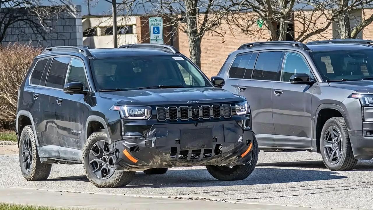 Jeep切诺基Trailhawk路试车曝光 原厂全地形胎+专属四驱

外观，七孔