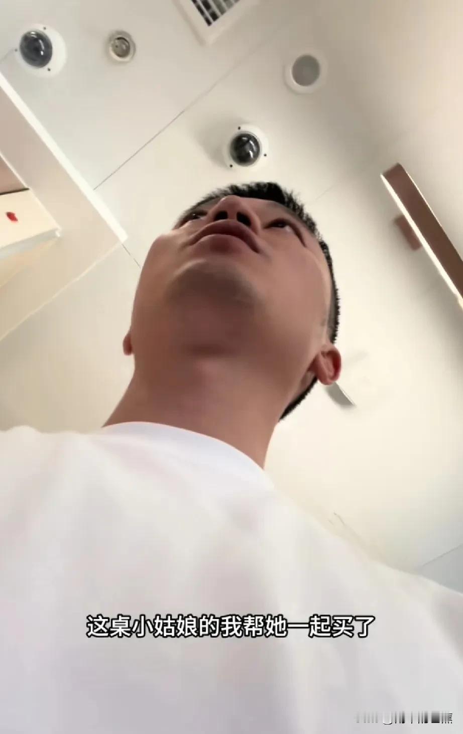 义无反顾地帮助遇到困难的陌生人，
这就是老干妈们支持秋爸的意义所在。
因为他自己