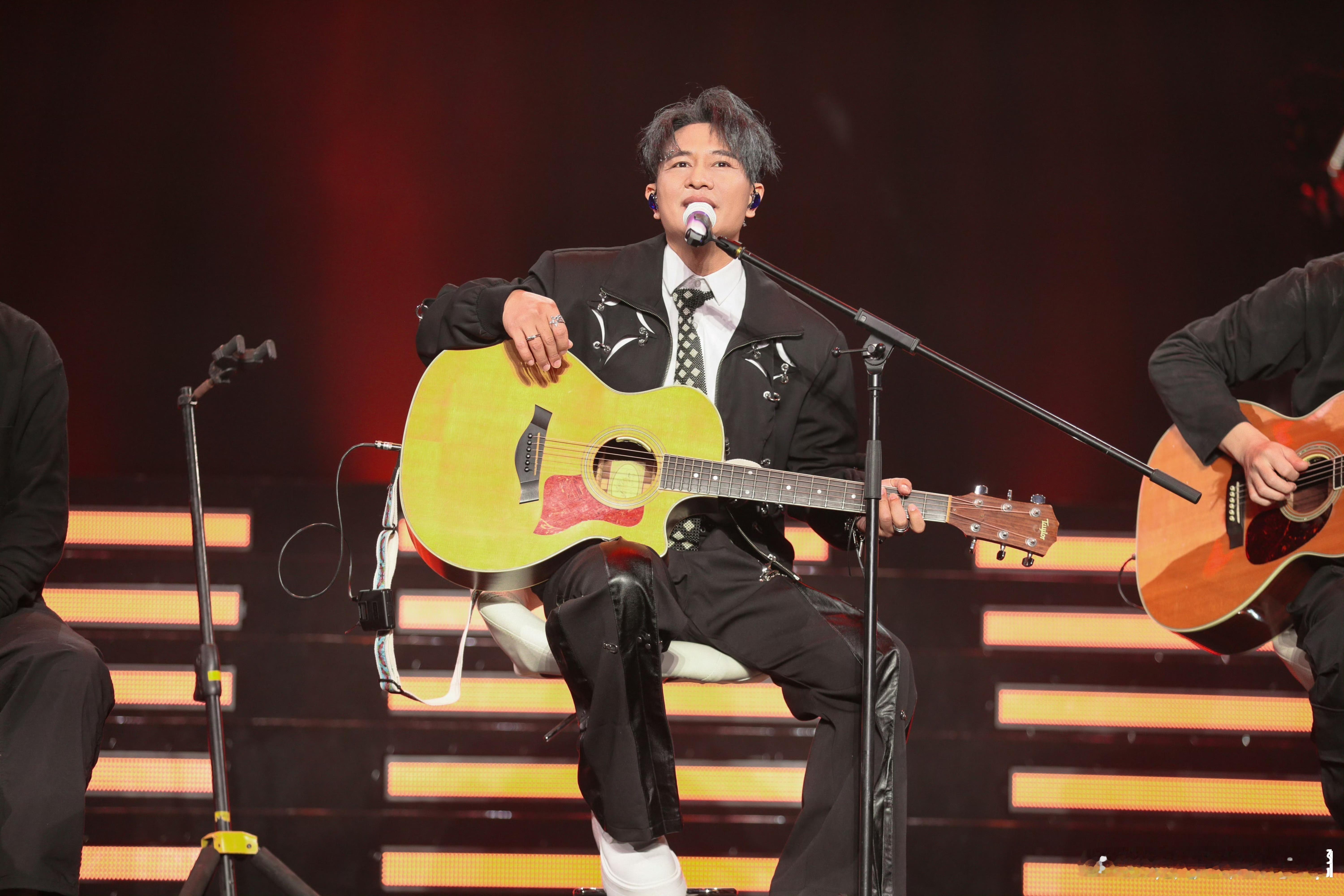 期待欢子浙江卫视跨年舞台 欢子的歌承包了一整个青春的单曲循环，隐退后难得的舞台，