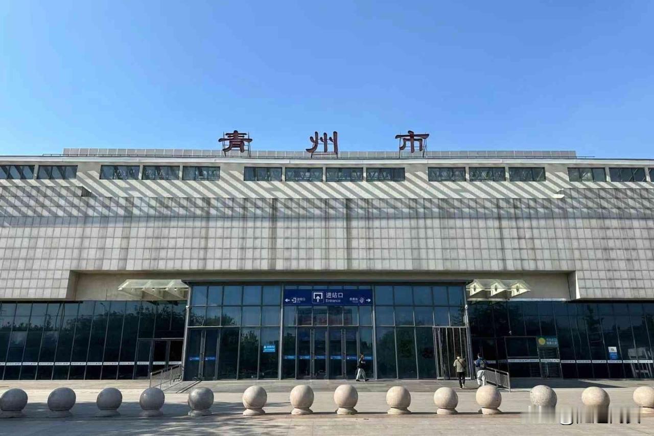 青州站是青州的第一车站，位置位于青州经济开发区海岱北路，离青州古城、青州博物馆很