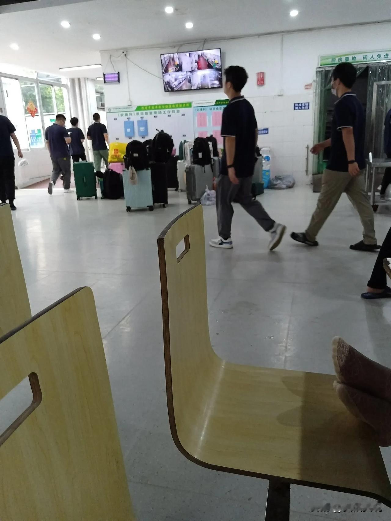 下班了，
下班了，
电子厂的老铁们下班了。
有很多人说，
广州南沙安捷利电子厂累