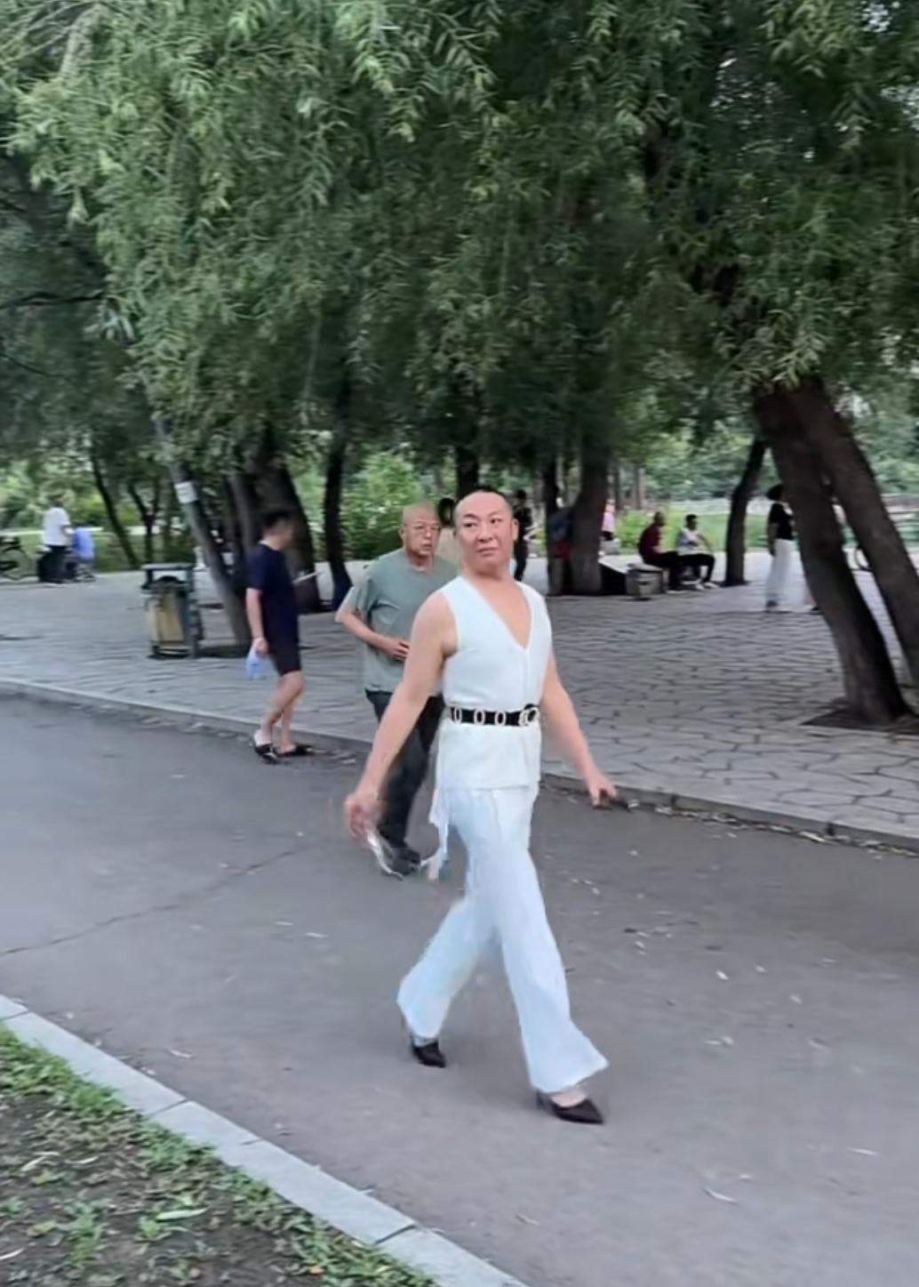 走自己的路，让别人去笑。
