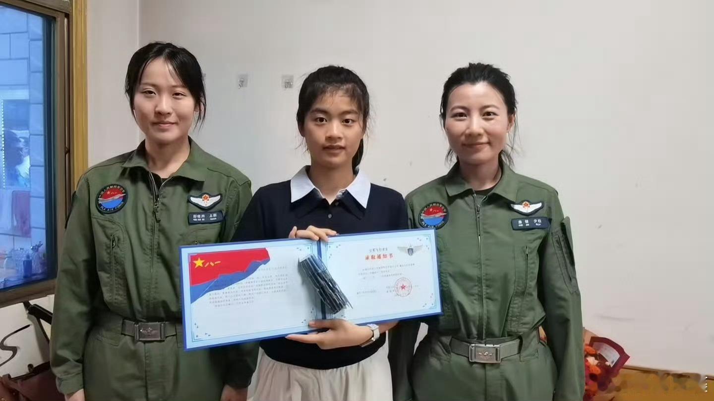 羡慕！空军女教员上门送录取通知书昨天，空军招飞局济南选拔中心工作人员、空军第10
