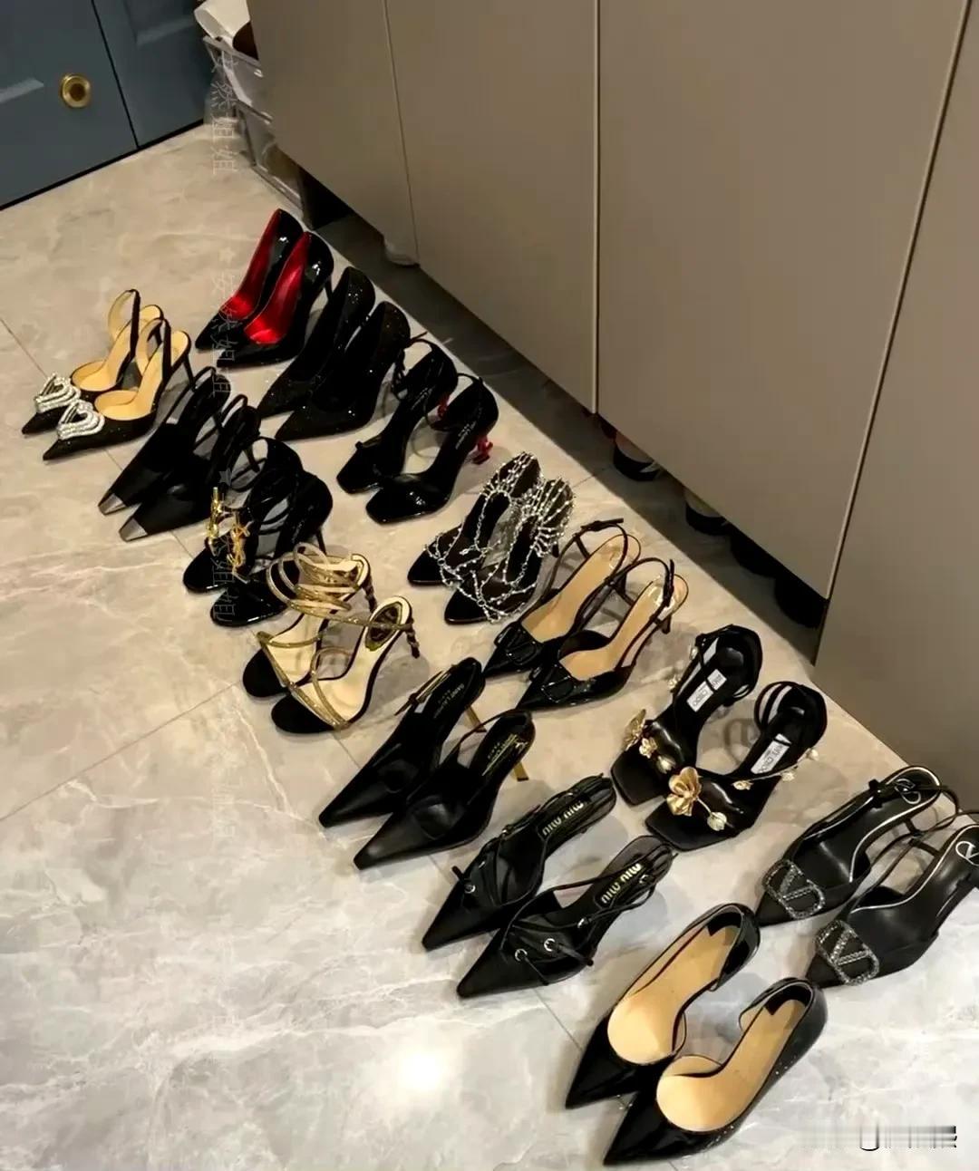 高跟鞋高跟鞋能增添魅力。作为一个有很多的我，每双高跟鞋都有不同风格，大家是喜欢优