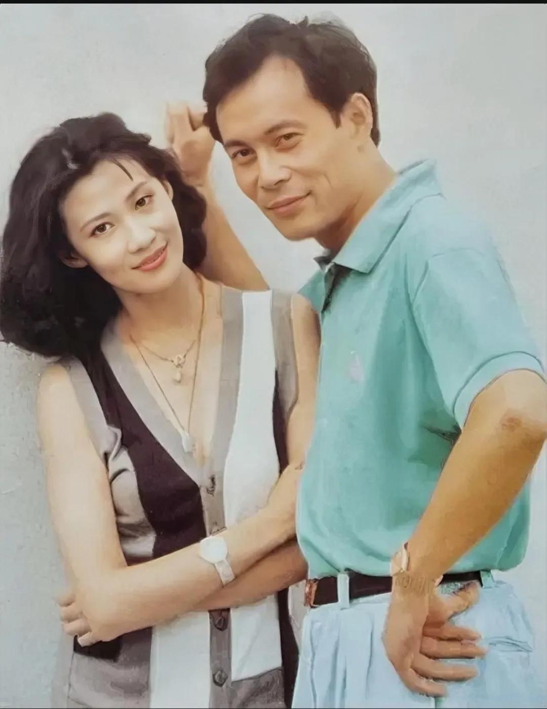 1989年，这一对俊男靓女，有谁能认得吗？那时候的他们还非常的青涩，女孩的颜值非
