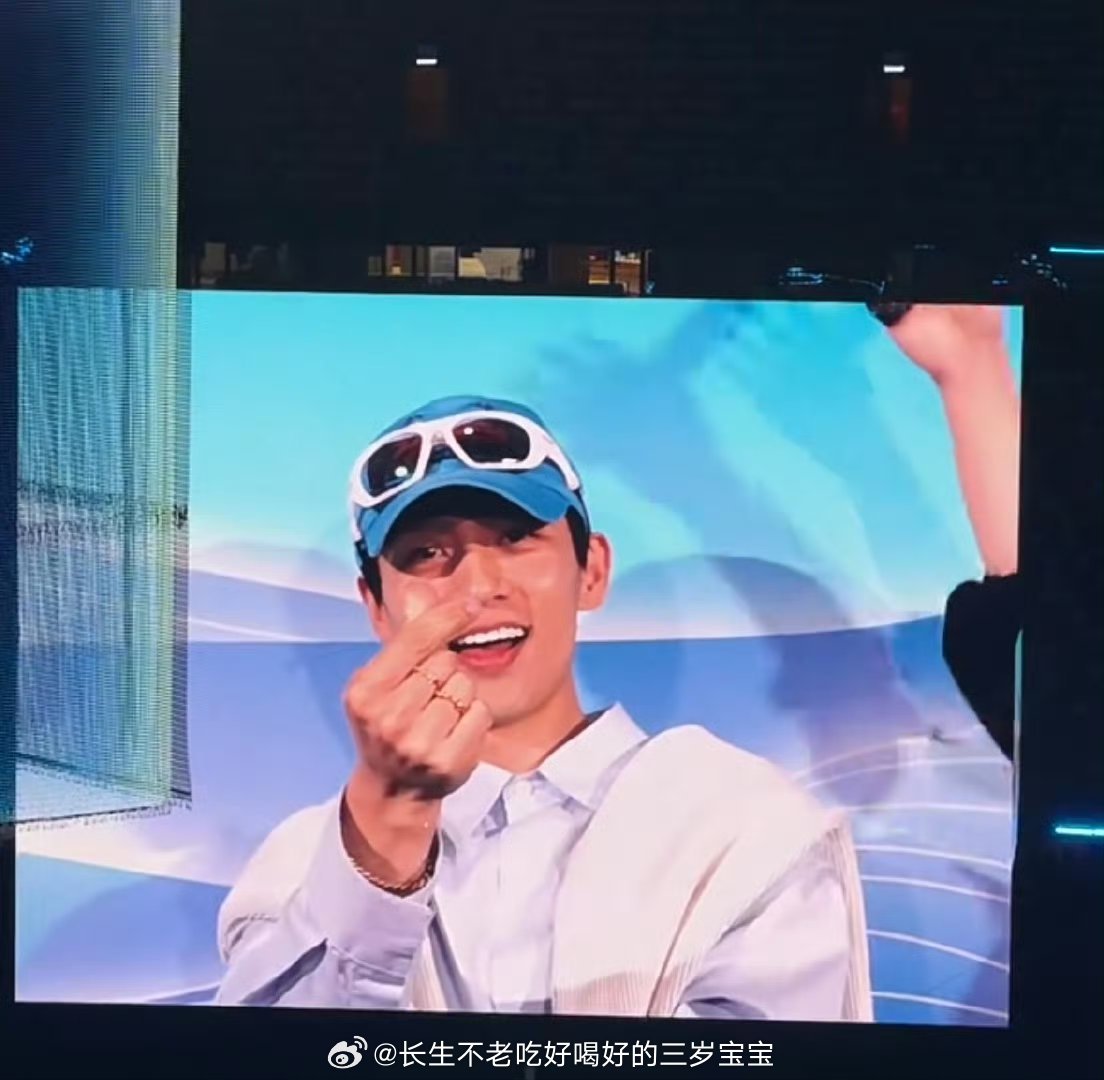 魏晨现身张杰演唱会看到魏晨在张杰演唱会上的样子，真的感慨万千！他们没有被时间冲淡