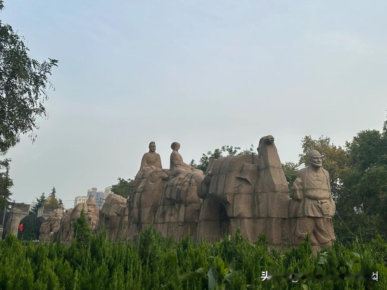 丝绸之路的起点——长安，
领先世界19年！
当西安立起丰碑时，
某些人连申遗的“