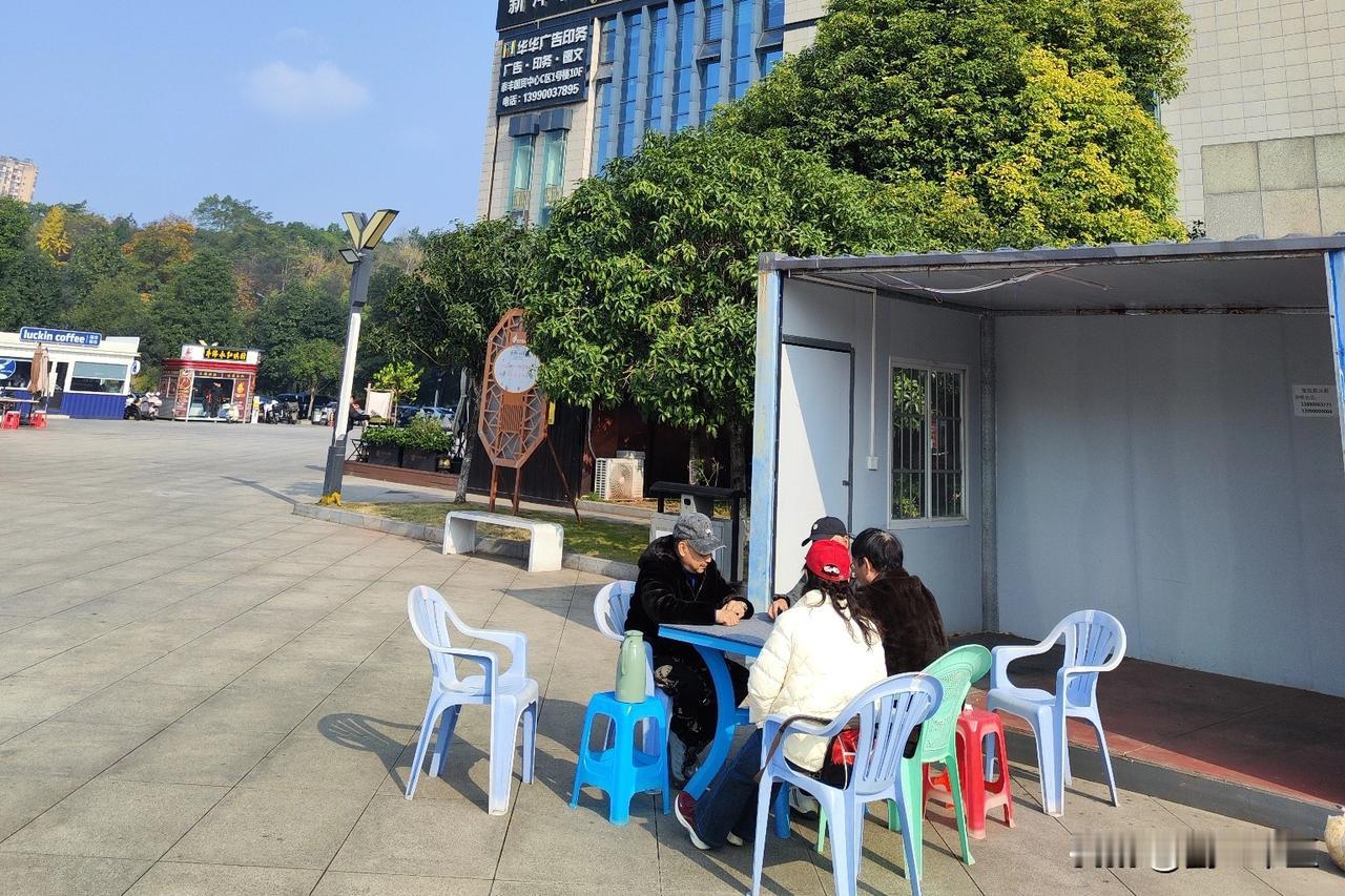 这几天生意不好。老板很窝火。
老板有点年纪，就去问朋友。朋友说，我看了你公司的卫