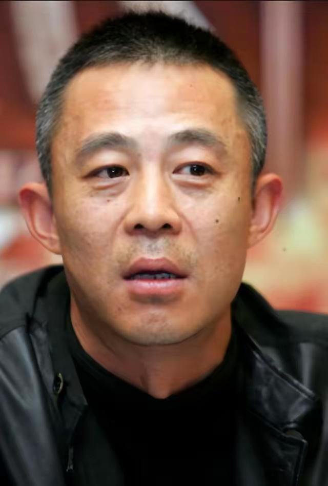 58岁侯勇三婚得子，看懂他的三段婚姻，才懂什么是最现实的人性。
 
他从不是渣，