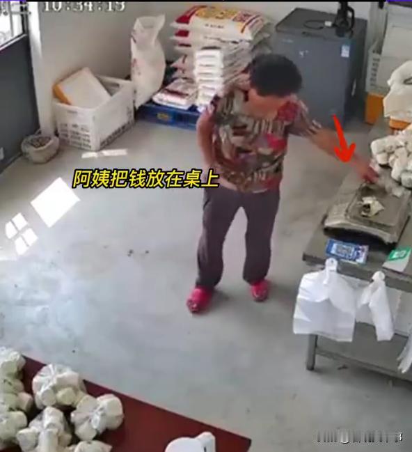 刻在骨子里的善良！山东聊城，一位大妈来到馒头店自助买馒头，付完钱，拿着馒头离开时