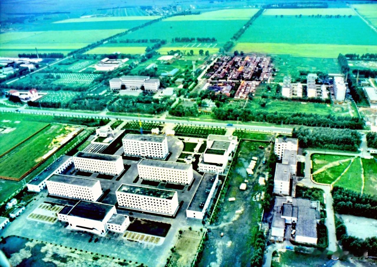 绿野平分景，春光满目新。走进南岗区学府路看昨天的黑龙江省水利学校与营区。