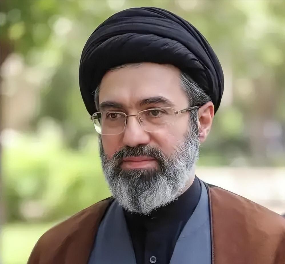 中东局势彻底爆发！美军的地面部队眼看就要出动了，结果伊朗最高领袖来了个“只闻其声