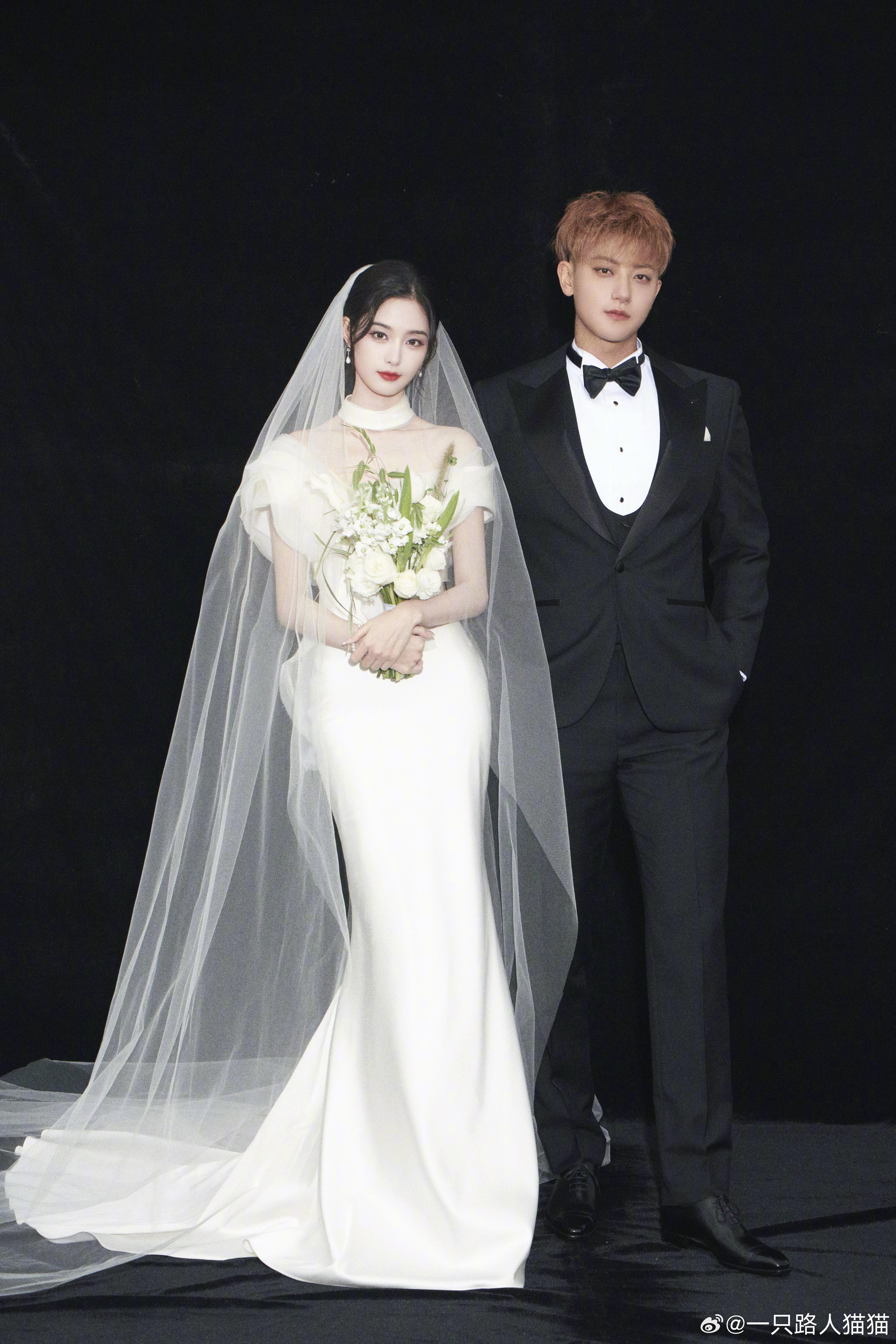 黄子韬徐艺洋婚礼黄子韬和徐艺洋的婚纱照来了，他俩都觉得自己左脸美，不同站位不同方