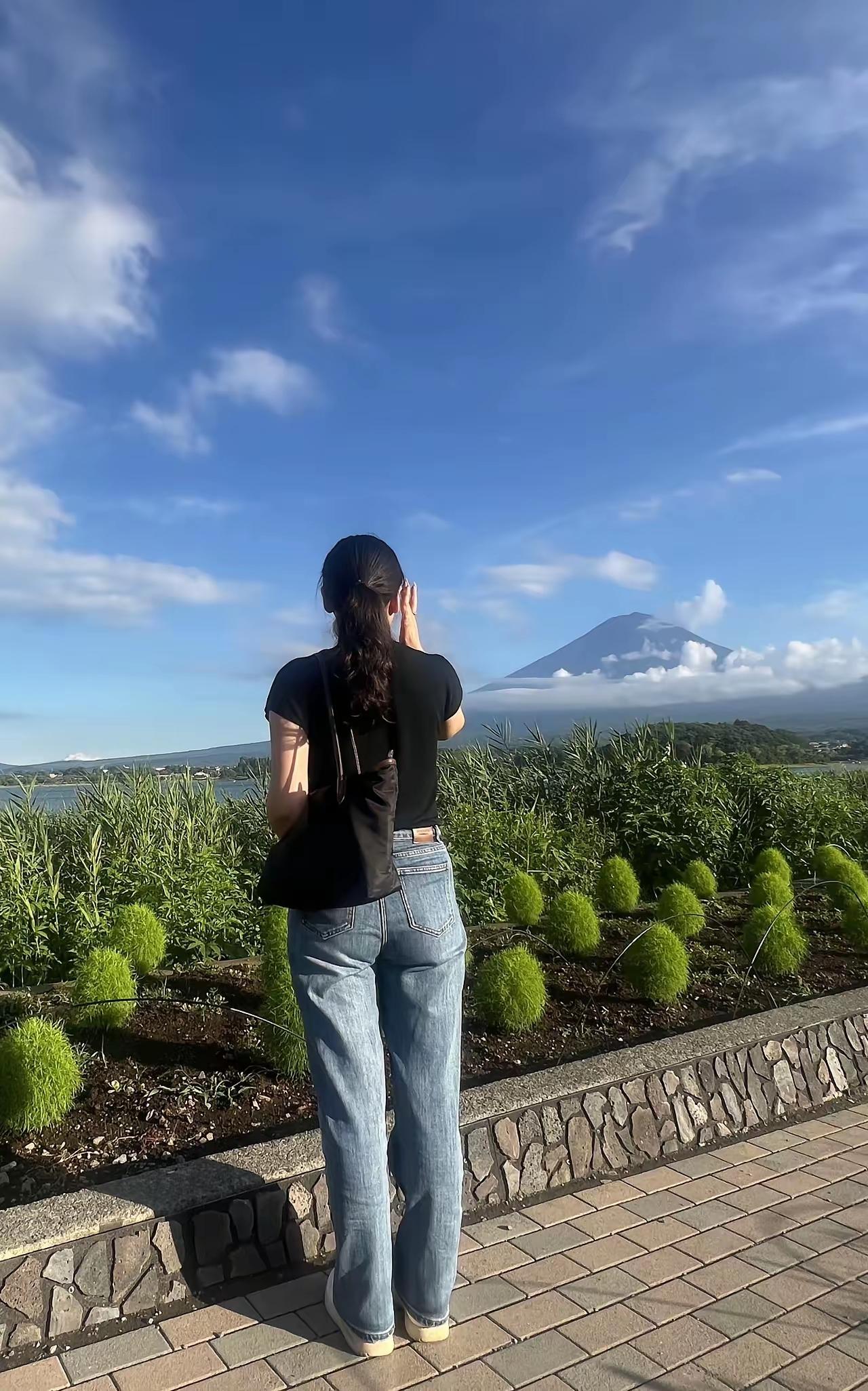 远眺富士山，感受大自然的壮丽与宁静。