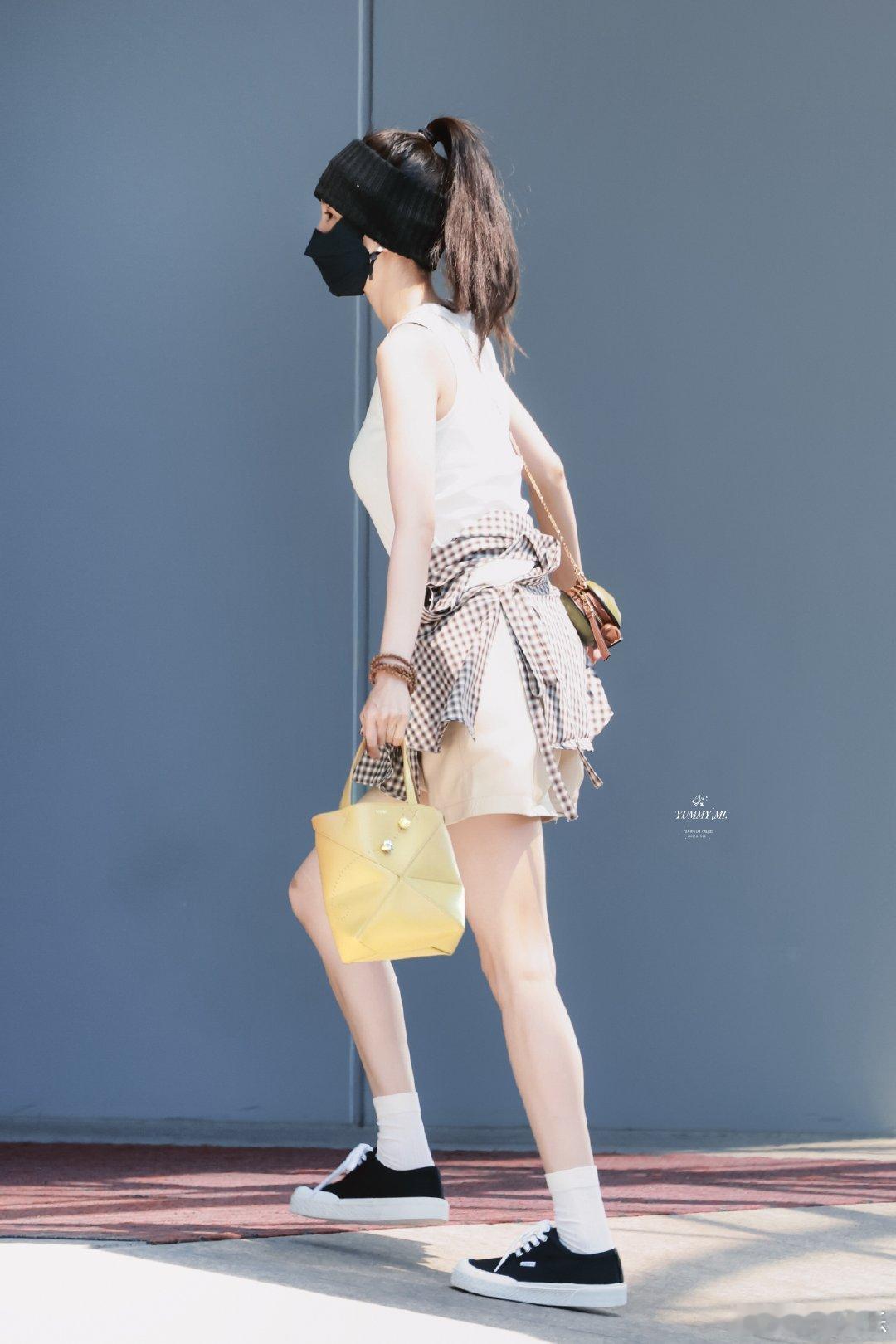 #杨幂白背心短裤造型# 杨幂今日机场出发饭拍，白背心短裤造型，高马尾幂幂好元气啊