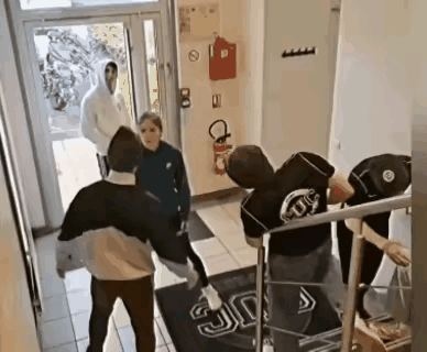 这段监控视频看得人直呼过瘾，这可不是影视剧里的情节。这位外国女士显然是位格斗高手