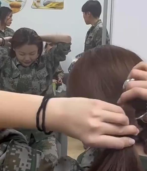 19岁大学生女兵入伍前，亲手剪掉留了多年的长发。
她说，剪之前原以为会舍不得会落