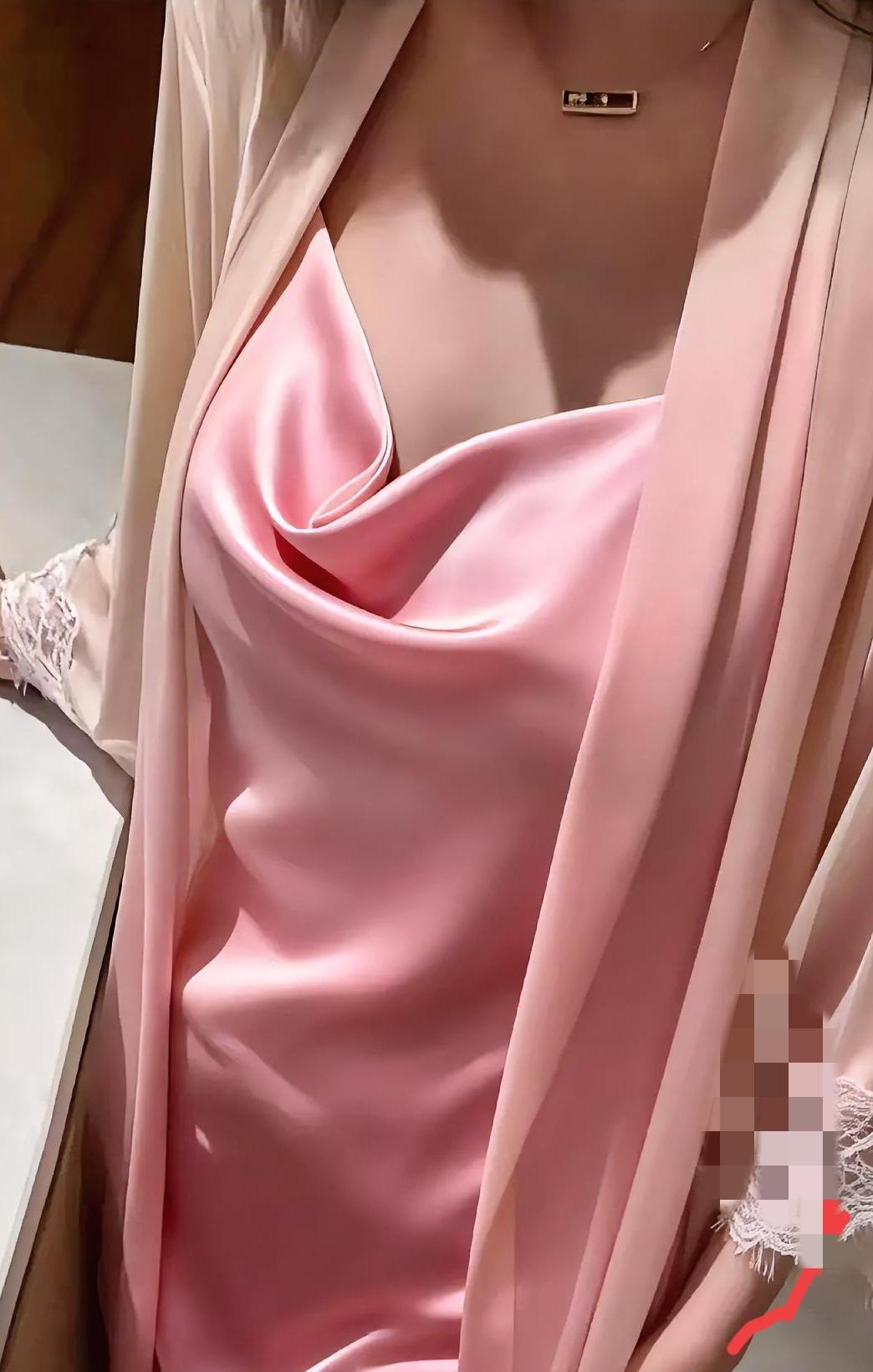 妥妥的活见鬼
28岁的一个女的，离婚了，女儿前夫养着，自己存款20万，居然要跟一