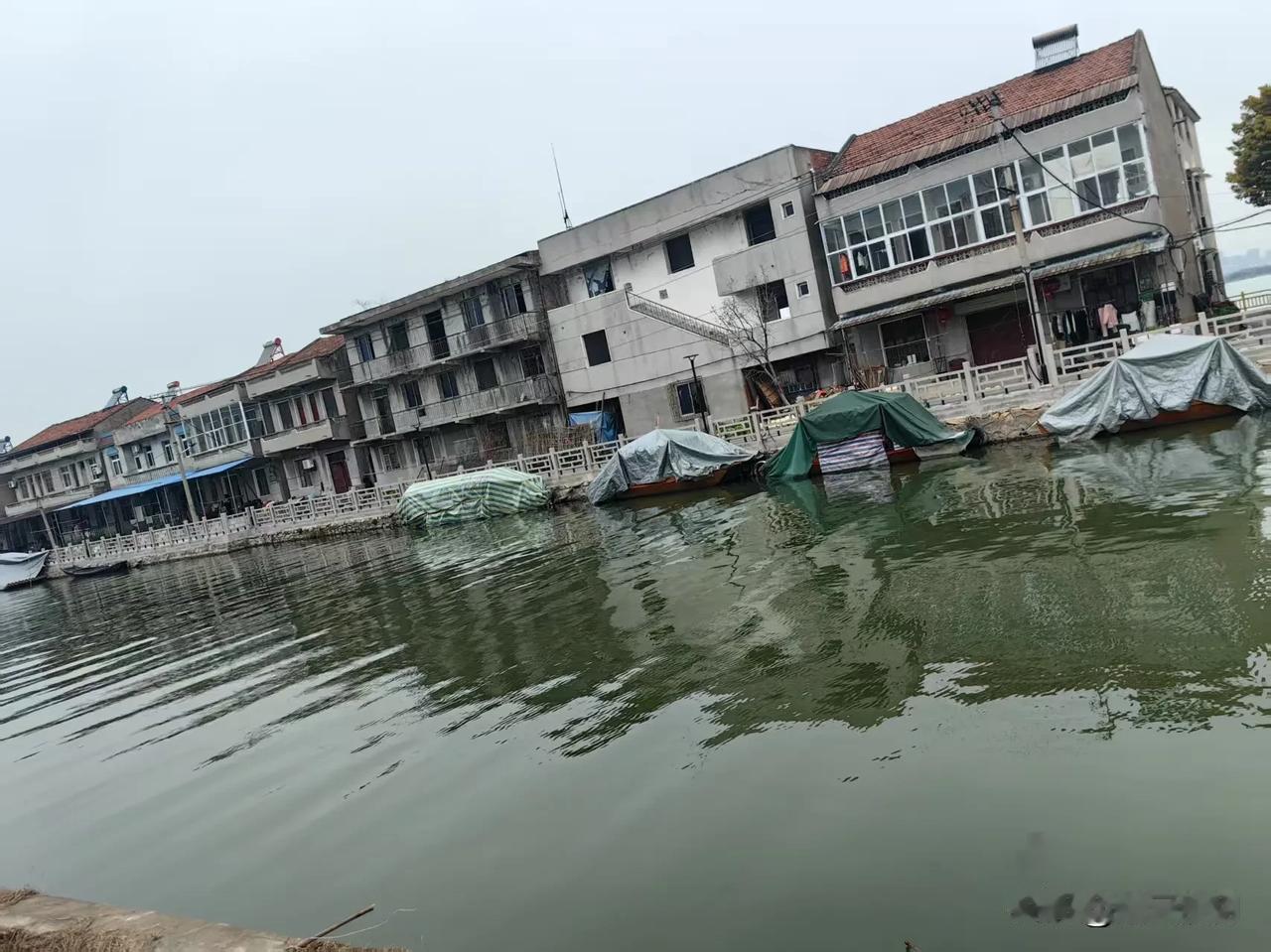 大城市还有这样的地方，还不属于郊区？
所谓大城市真的大，大的没有一个中心点，长期