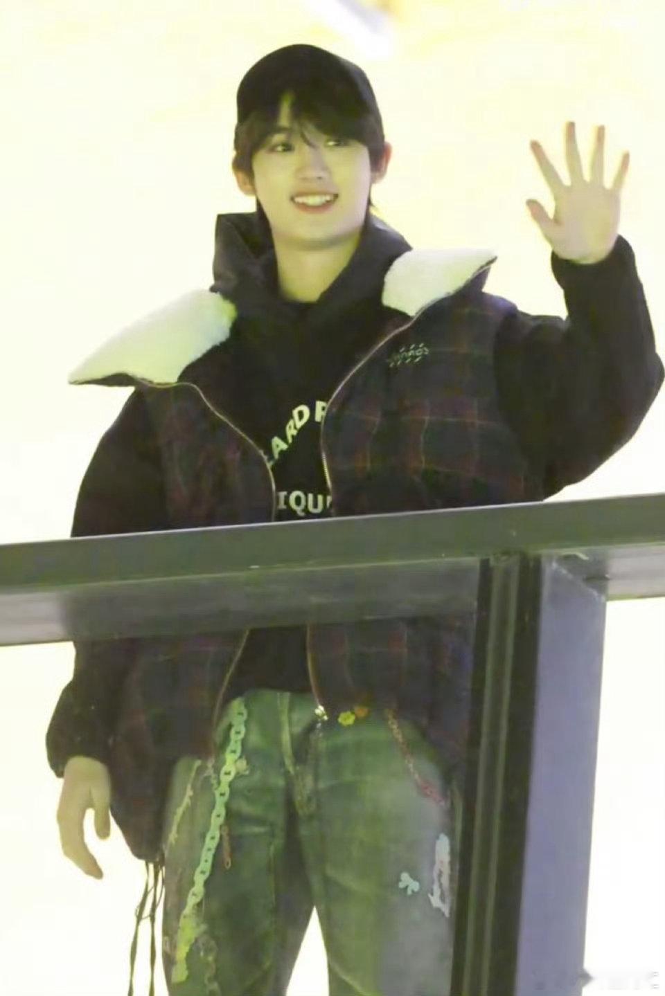 《你好星期六》这是要把粉丝对丁程鑫的思念一次性填满嘛，新鲜小丁太香了！ 