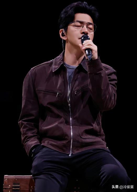 孟小蓓，清华女博士。嫁给了歌手李健，但她不上班，每天在家喝茶、浇花。2026年开