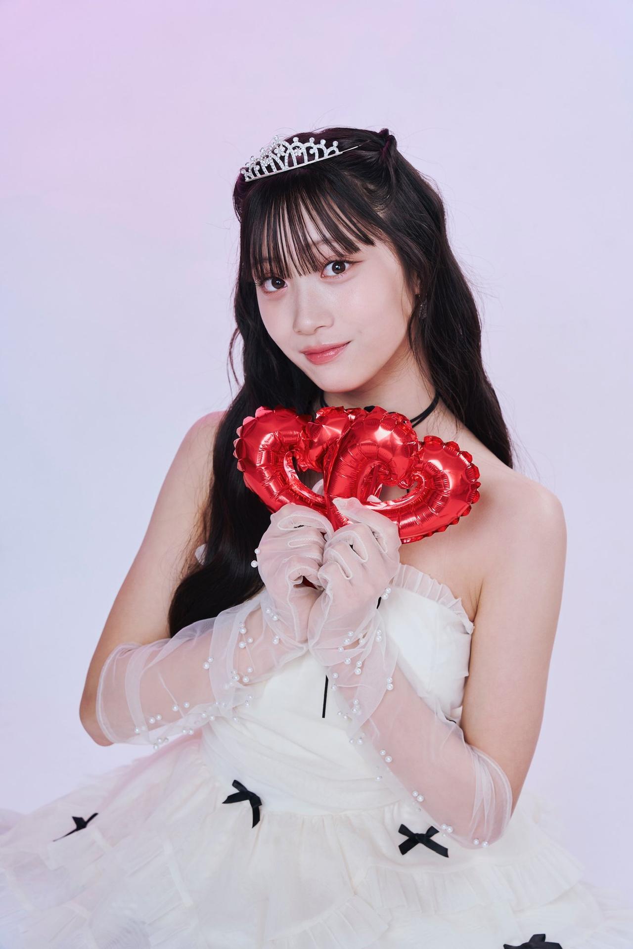 红心映笑颜，佳人似画中。