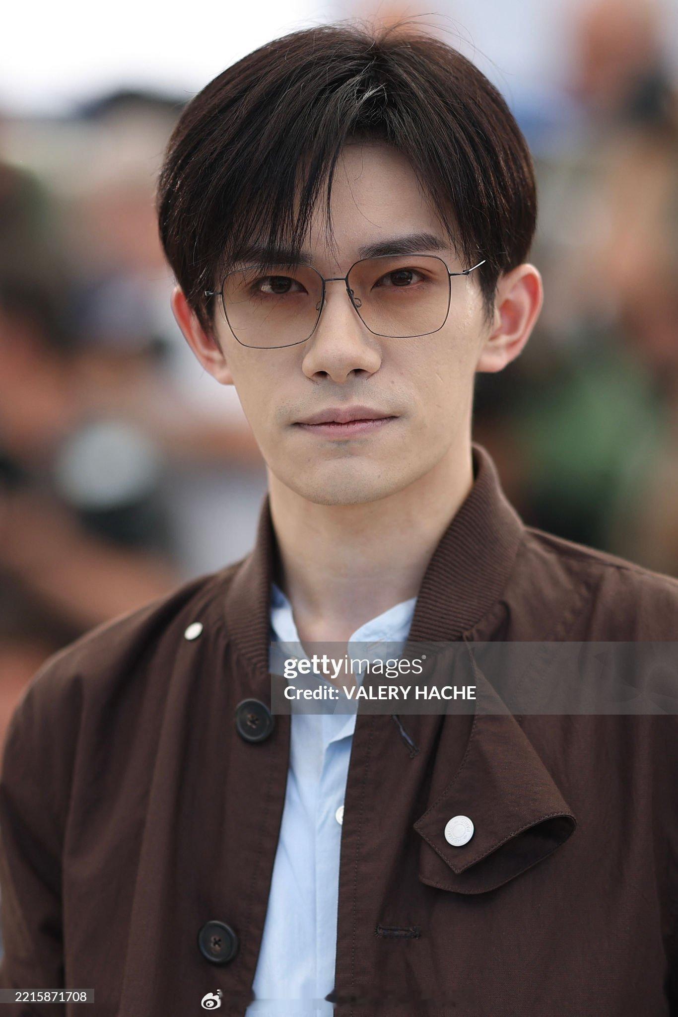 易烊千玺戛纳红毯G社生图易烊千玺怎么能争气成这样 易烊千玺正是憋不住笑的年纪 狂