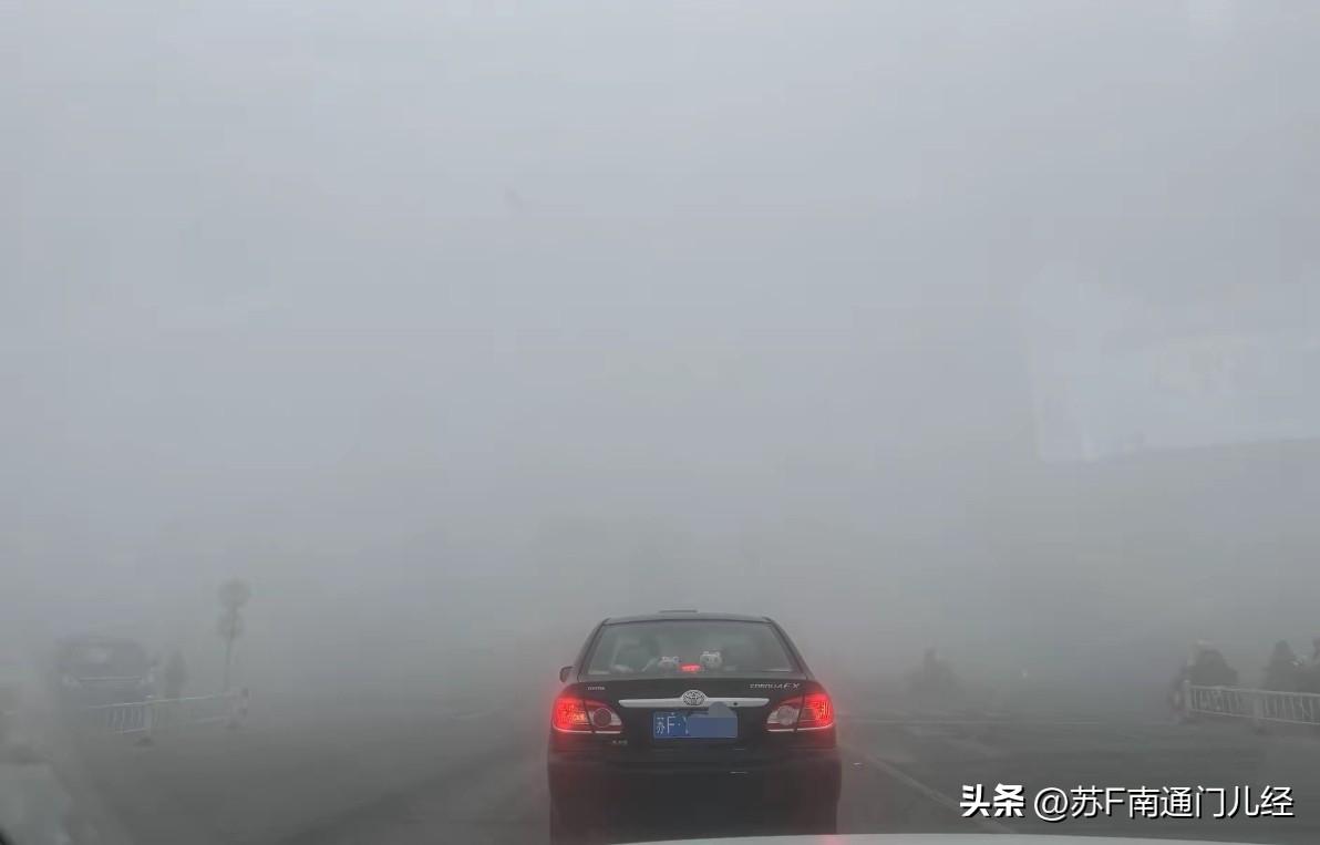 南通今天遭遇了大雾，包括苏通大桥在内的高速公路入口都封了。此时海太长江隧道的优势