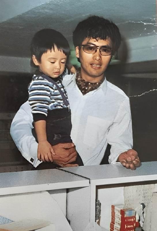 谢霆锋小时候哭鼻子，周润发抱着买汽水哄开心… ​​​