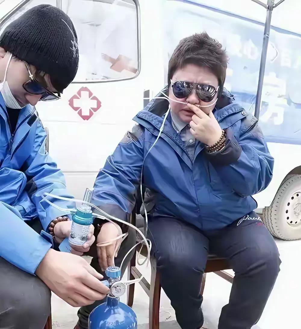 真担心演唱会上也会出现这一幕，毕竟身体素质不太好啊！
每到做慈善，都是恰逢体力不