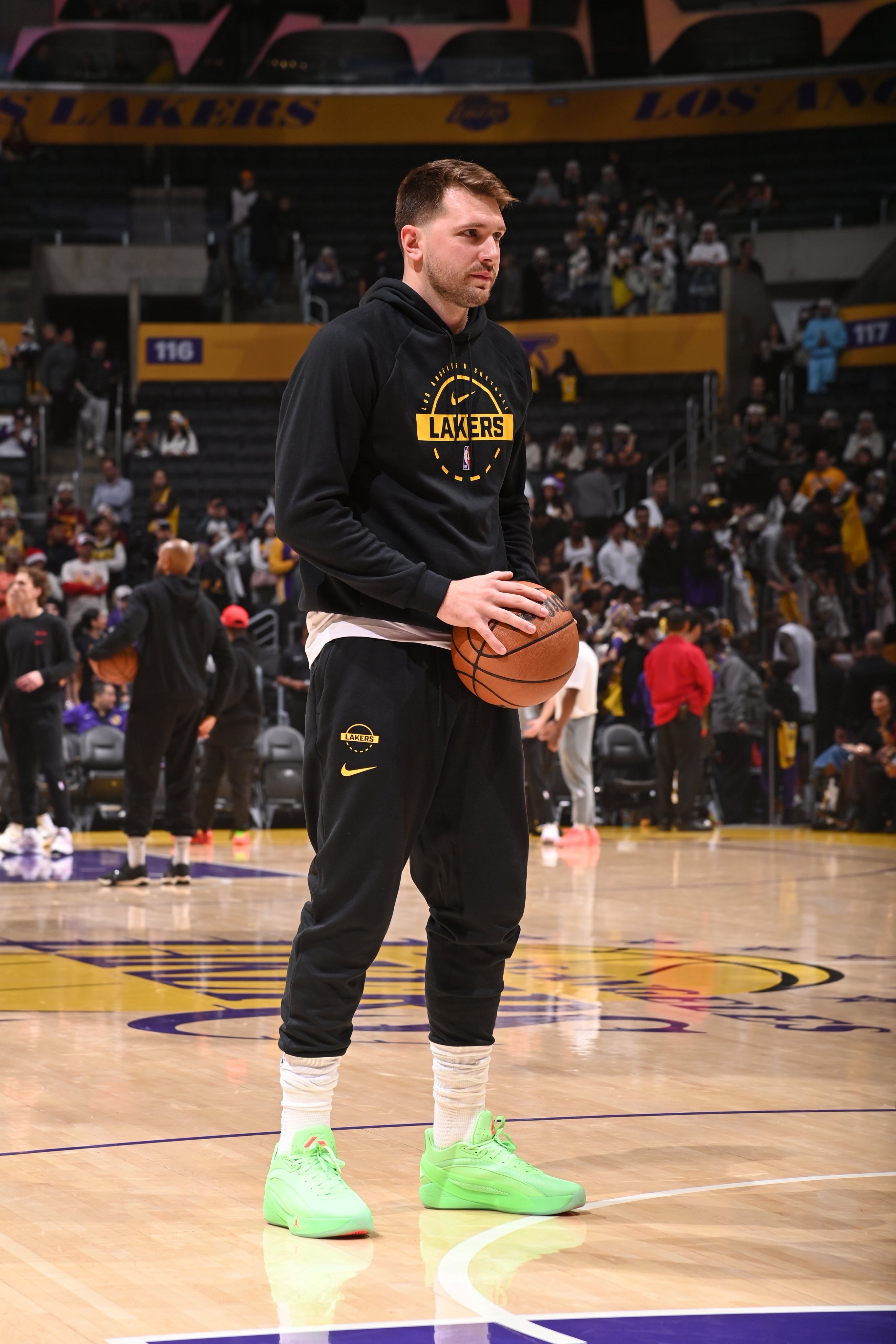 NBA洛杉矶湖人 真的不喜欢他在防守端懒散的样子…如果你想要MVP和总冠军，还得