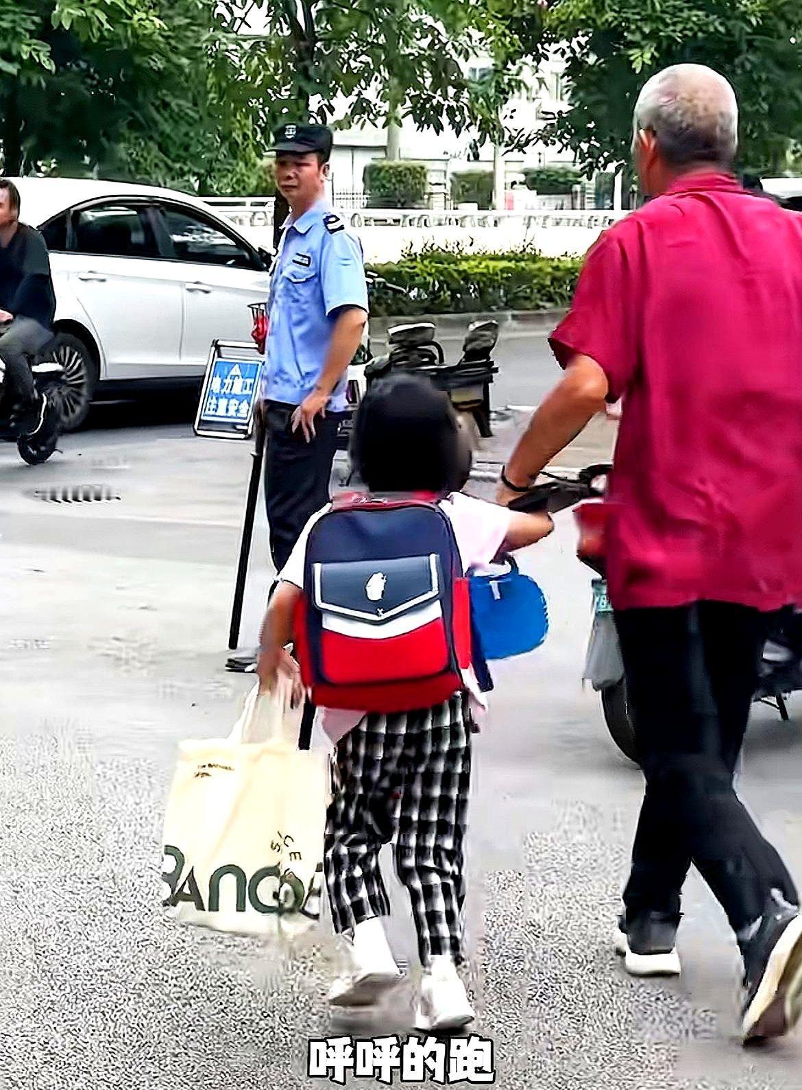 天赐爸爸着急上学校接女儿去做这件事。
75岁的他健步如飞，提前从学校接出女儿，就
