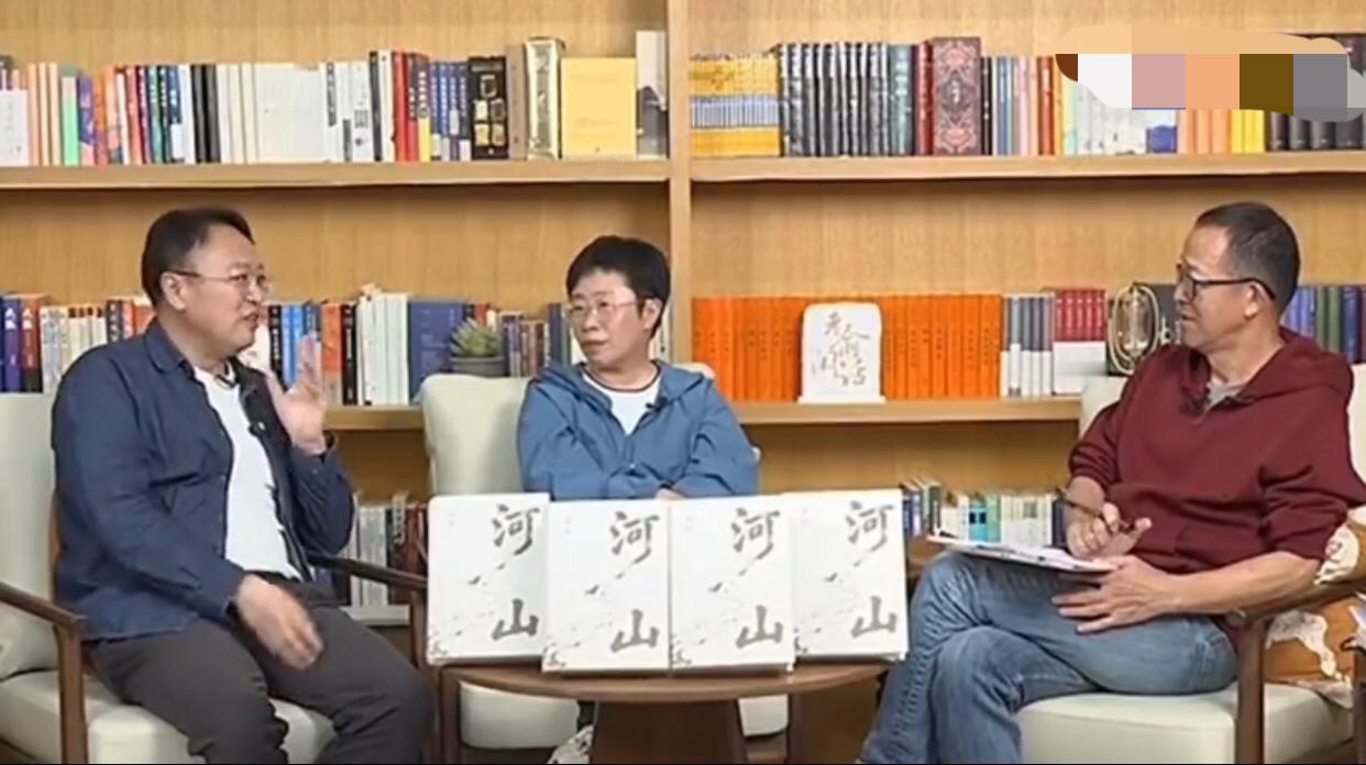 有一位上海外国语的教授表示：清朝并没有让中国落后，因为从秦朝以后中国基本上就是在