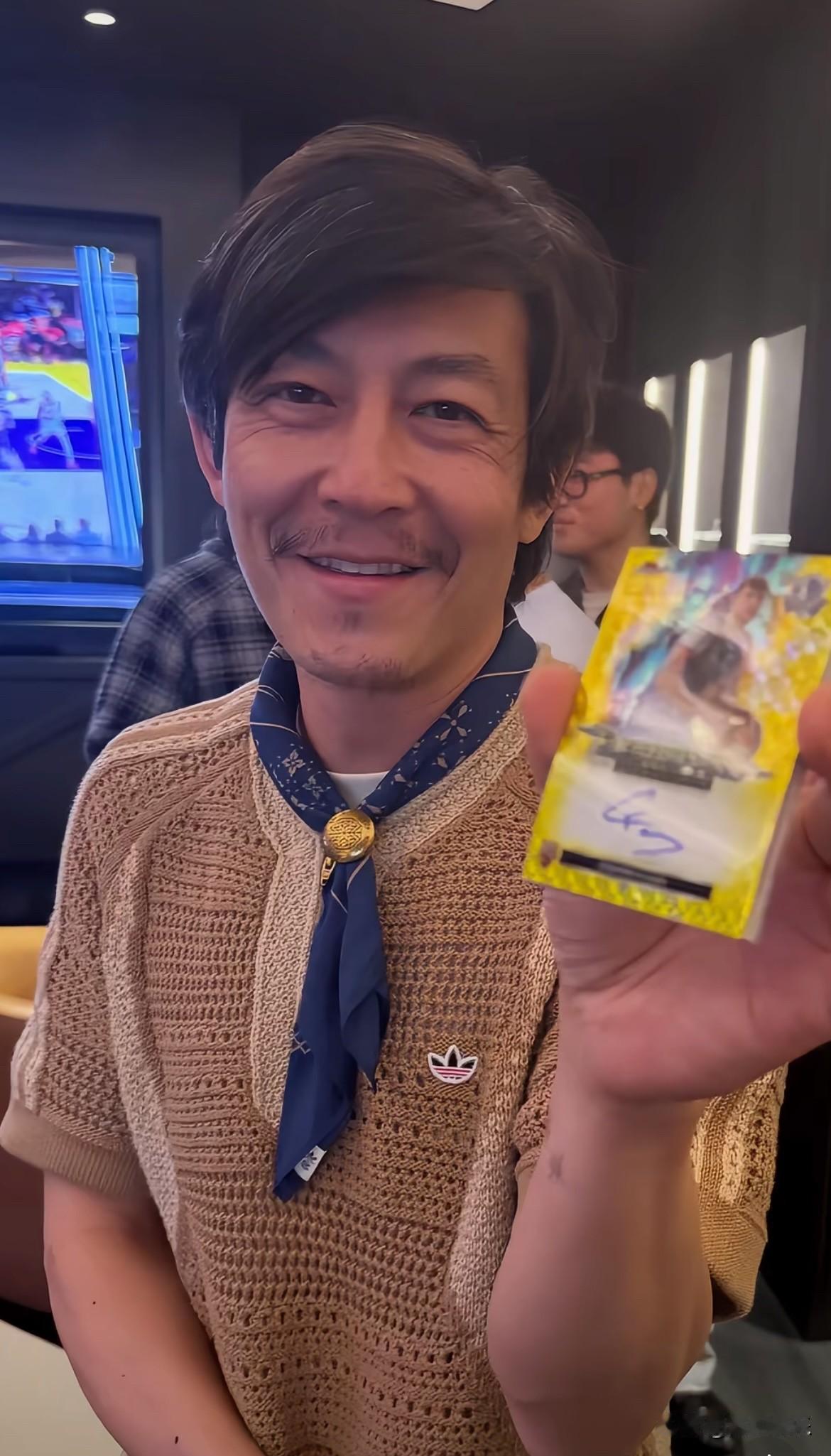 曾经 犀利哥 像他，如今他像犀利哥！
到年龄了眼花了 看卡片拿那老远看[我想静静