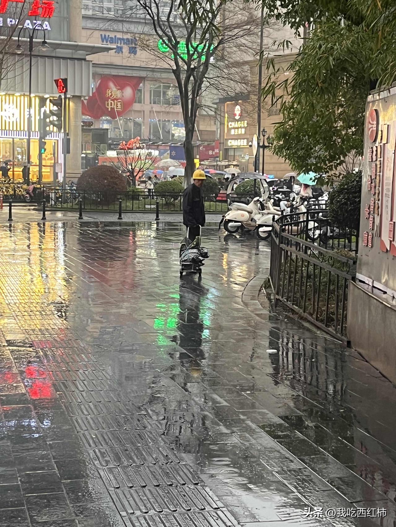 我一个人在武汉的街边遇到一个淋着雨，衣着单薄的老人。他问我借钱说他一点钱都没有了