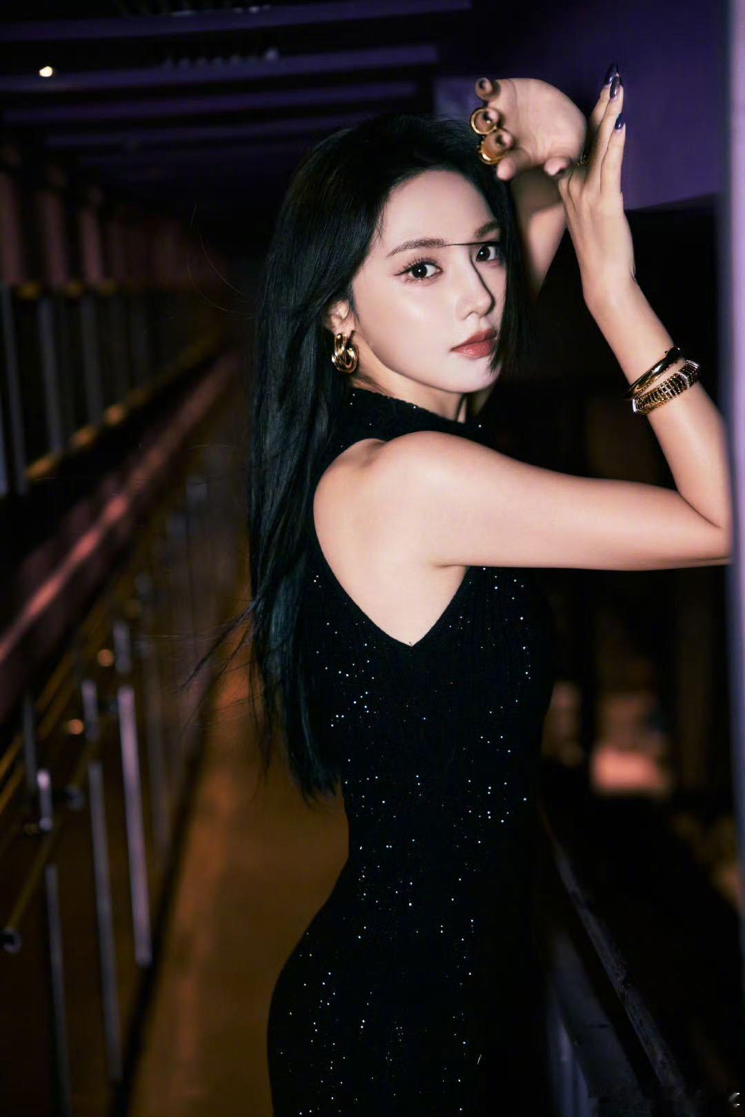 彭小苒收到了2000多份简历彭小苒突袭直播 面对2000余份应聘简历，彭小苒表示