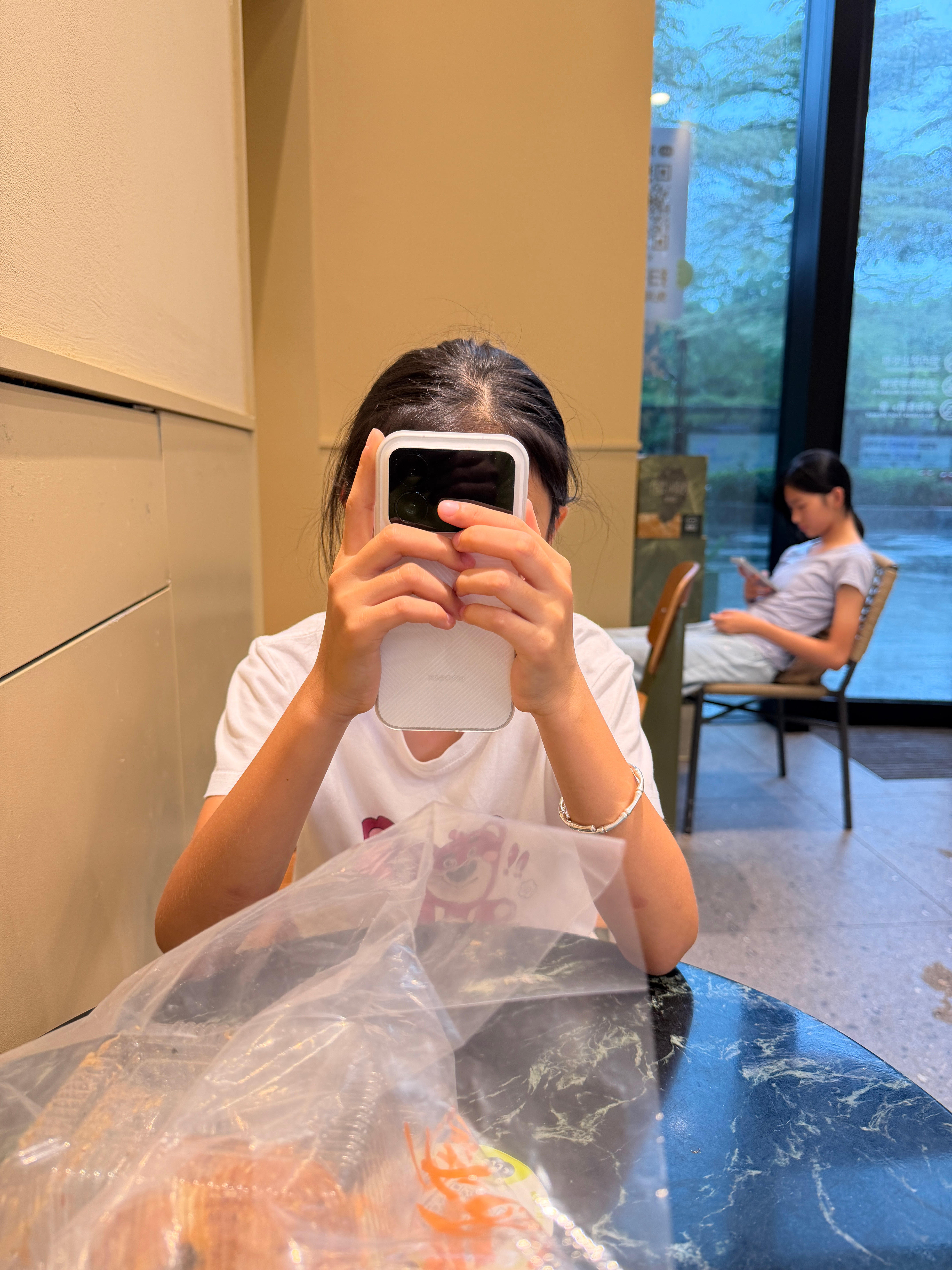 突如其来的大雨把我和女儿困在了商场 