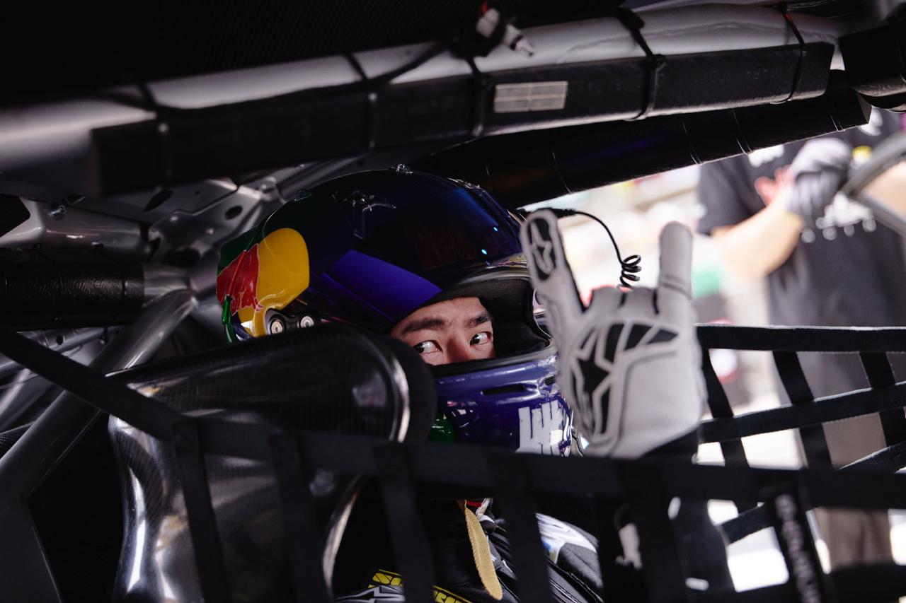 正赛第一回合终于结束，才敢松了口气。看这直播总是被搞得又紧张又无语。撞车怎么回事