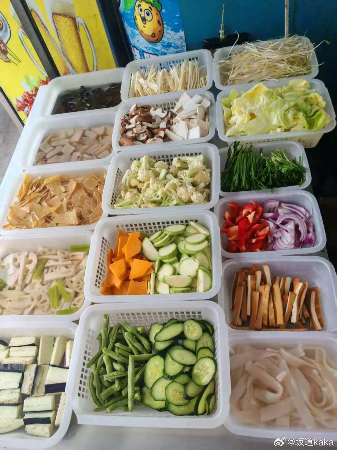炸串摊主被差评后跳河轻生 虽然很难受，但我想提醒大家，要对这种【后现代社会】的故