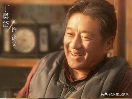 央视这部《冬去春来》是真的炸了！
没有浮夸滤镜，没有流量撑场，一播出就牢牢霸占收