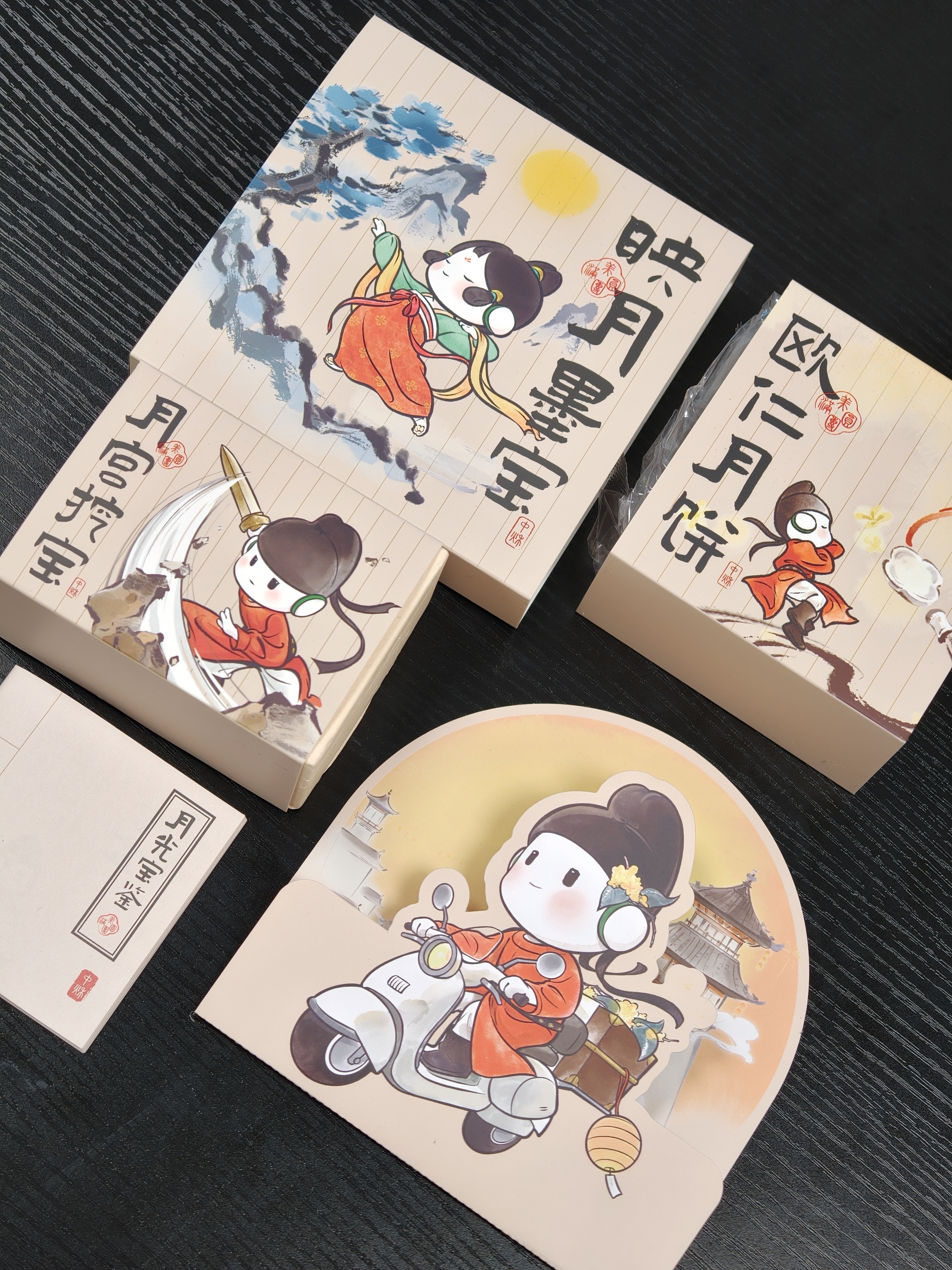 OPPO这次的中秋礼盒叫做月光宝盒[奶牛猫][奶牛猫]里面是一个欧仁月饼玩偶＋相