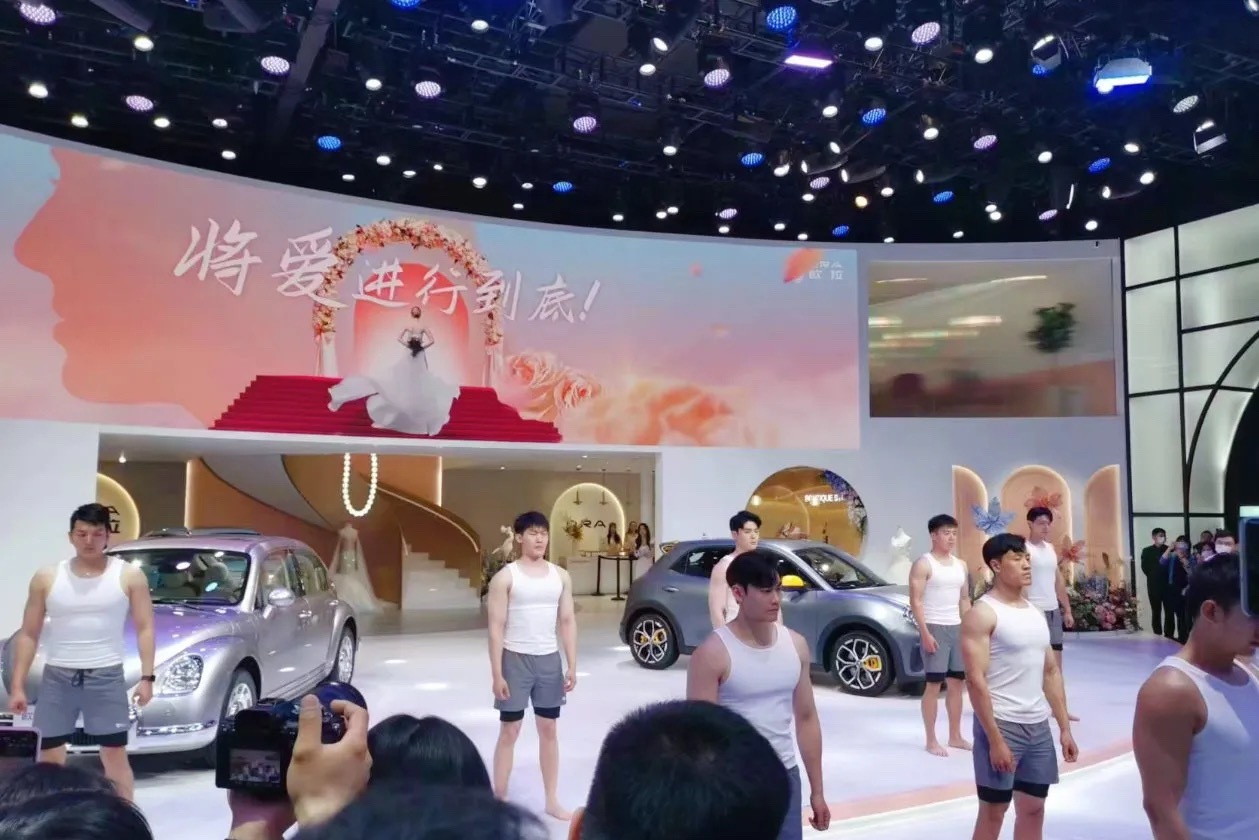 长城欧拉芭蕾猫是2021年首发，2022年就正式上市的车，是新能源品牌最先复刻经
