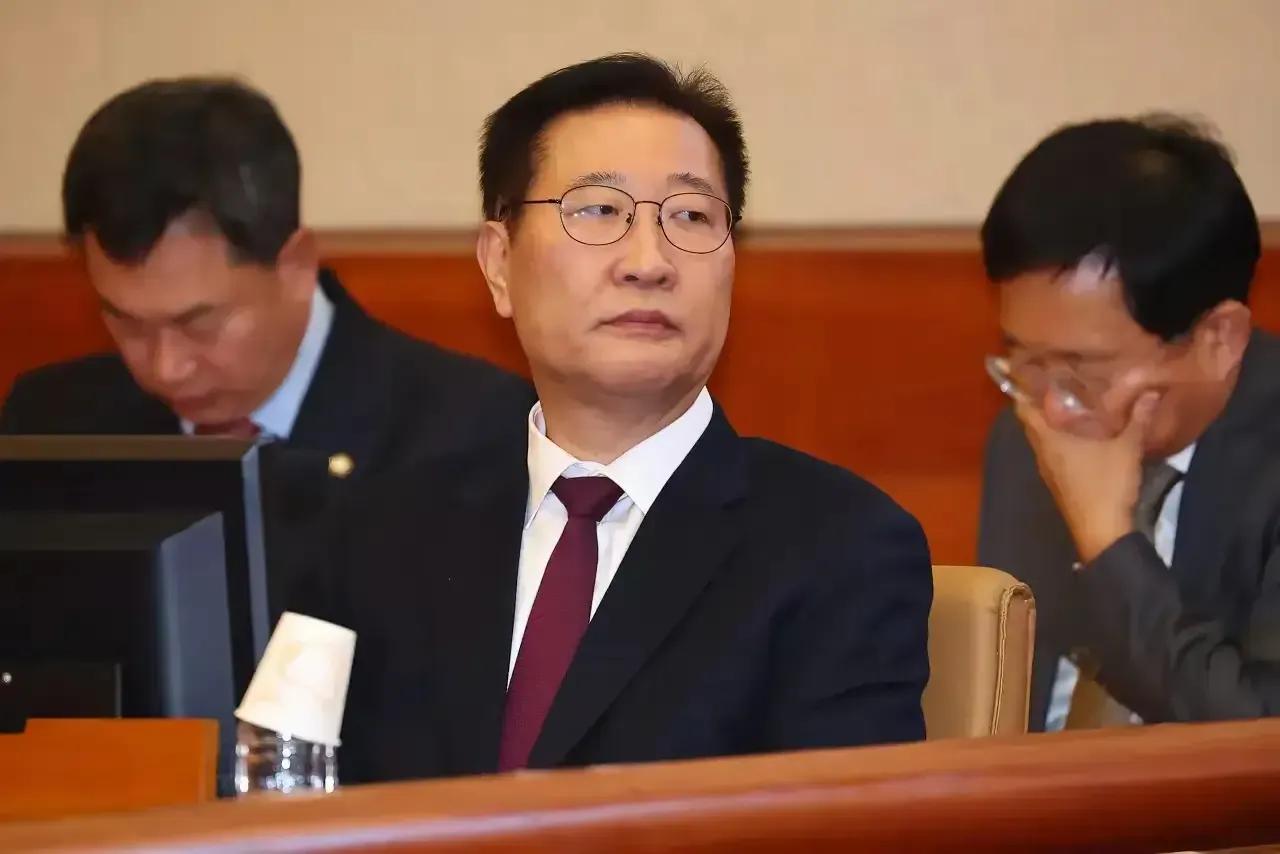 韩国前法务部长朴成宰被判了25年。
朴成宰作为尹锡悦时期的法务部长，本应该有个好