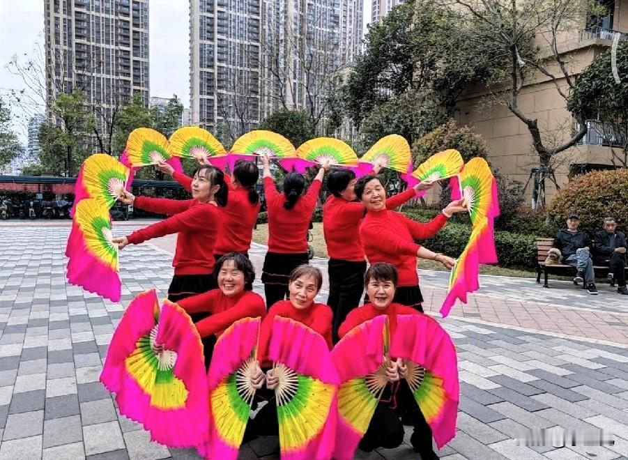 为啥中老年人都爱广场舞？
 
答案太真实了！不是闲得慌，是这里有快乐、有陪伴。