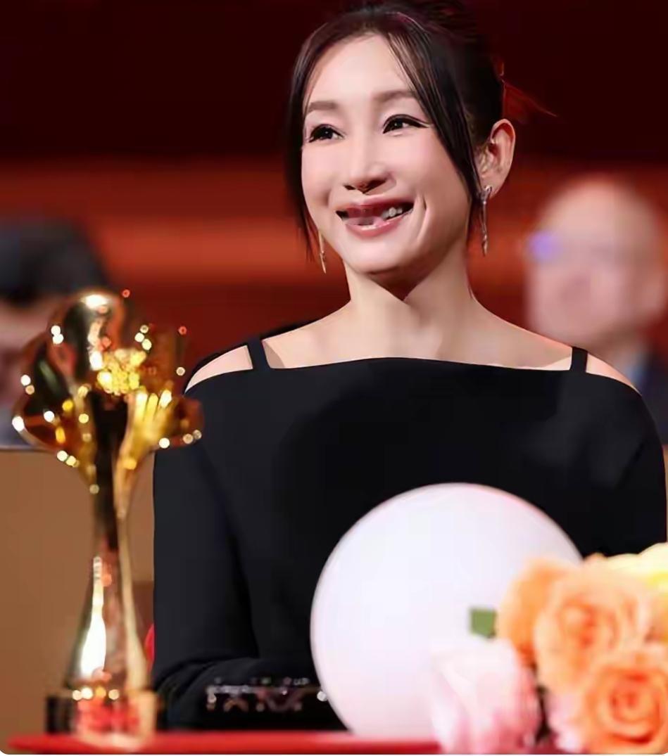 嫁给名导演12年，如今住进北京别墅，47岁靠央视《主角》再度爆火
娱乐