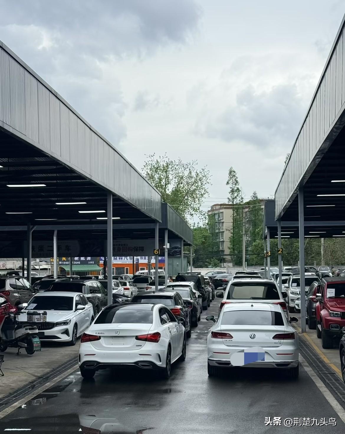 二手车贩子其实挺聪明的，他们很懂一个道理，就是低价买高价卖。所谓的二手油车价格崩